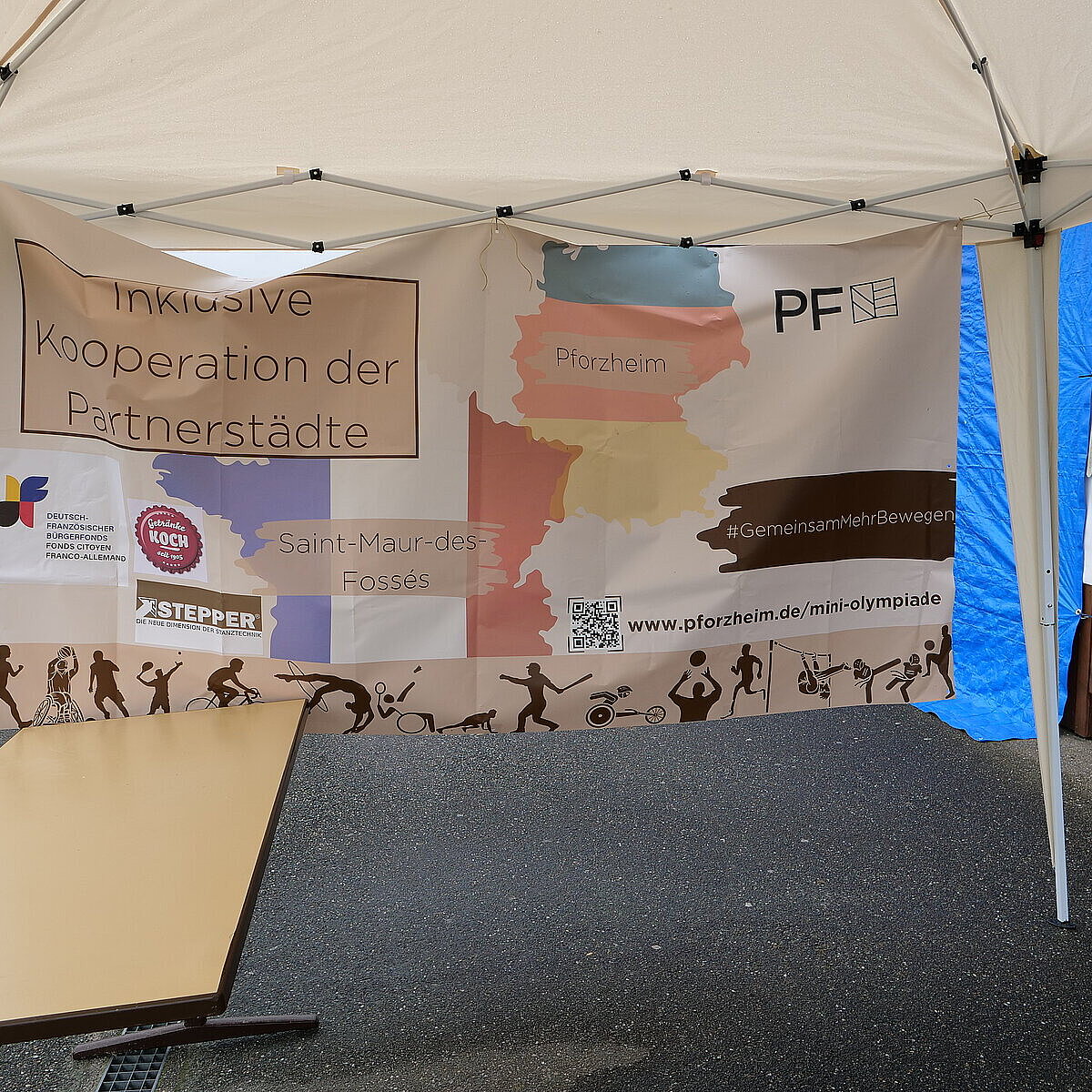 Pavillon mit Logos der teilnehmenden Organisationen - copyright:Stadt Pforzheim