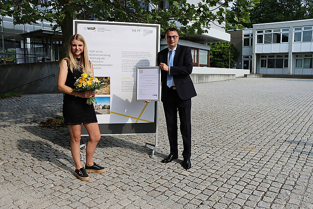 Preistraegerin Lisa Grocholski und WSP-Direktor Oliver Reitz