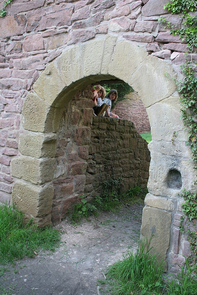 Bild: Eingang zur Burgruine Liebeneck ©Matthias Hilligardt - copyright:Hilligardt (AfU)