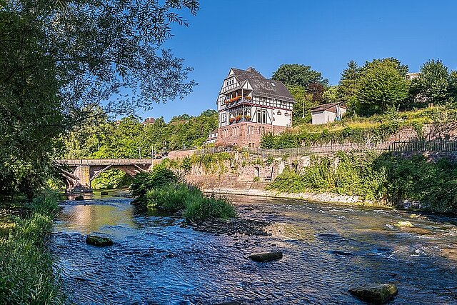 Steinerne Brücke und das ehemalige Pfarrhaus -Foto: Pierre Johne