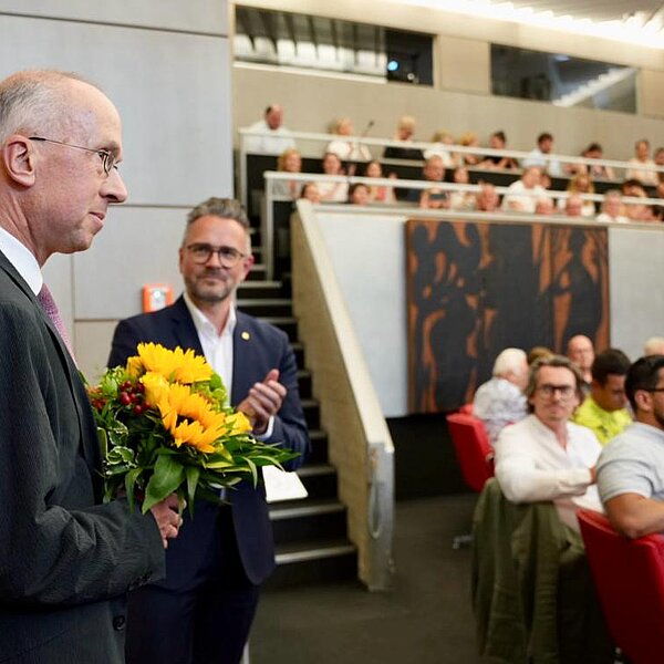 Frank Fillbrunn (links) nahm als wiedergewählter Bürgermeister die Glückwünsche von Oberbürgermeister Peter Boch entgegen. - Copyright: Stadt Pforzheim