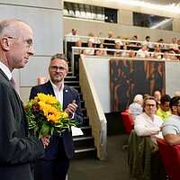 Frank Fillbrunn (links) nahm als wiedergewählter Bürgermeister die Glückwünsche von Oberbürgermeister Peter Boch entgegen.