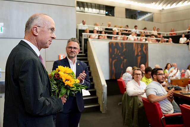 Frank Fillbrunn (links) nahm als wiedergewählter Bürgermeister die Glückwünsche von Oberbürgermeister Peter Boch entgegen.