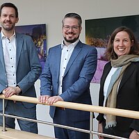 Gruppenbild Landrat Rosenau, neuer Leiter des Gesundheitsamtes Domenik Henk und Stellvertreterin Dr. Hilde Neidhardt bei der Einführung