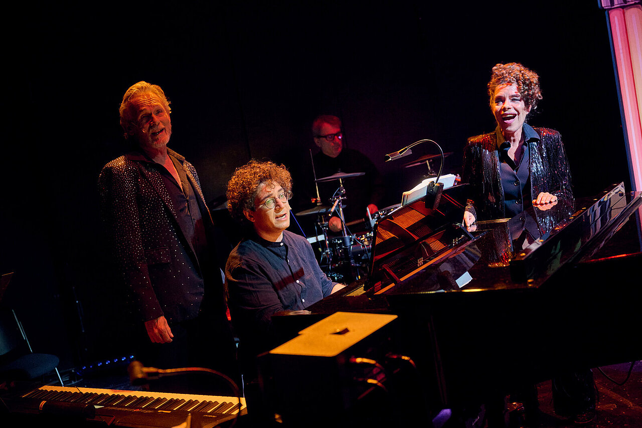 Lilian Huynen, Jon Goldsworthy und Band singen - copyright: Theater Pforzheim - Ersteller: MARTIN SIGMUND