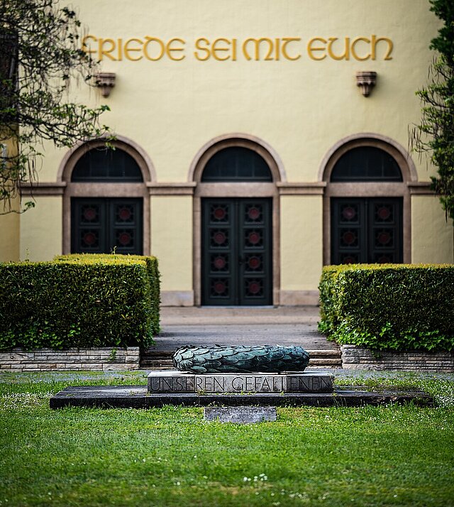 Gefallenendenkmal vor der Aussegnungshalle auf dem Pforzheimer Hauptfriedhof  - copyright:Stadt Pforzheim