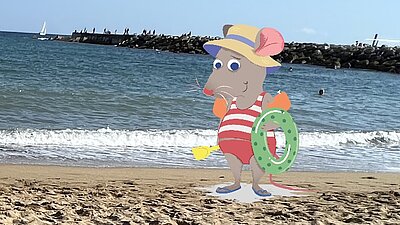 Foto eines Strandes mit einer illustrierten Maus in Badesachen
