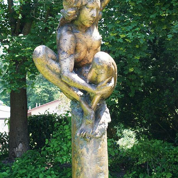 Bronzeplastik "Badende" von Bärbel Dieckmann