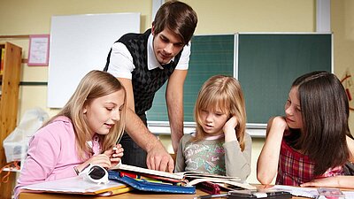 Drei Kinder werden unterrichtet