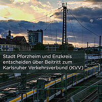 Bahnhof mit Zug von oben.