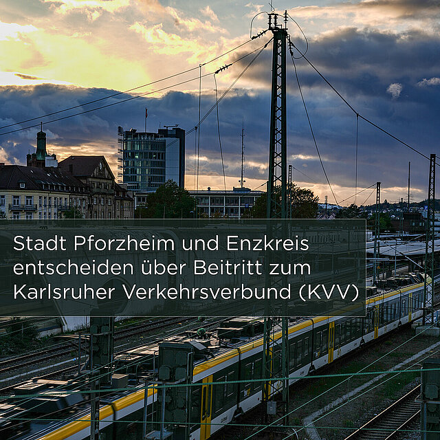 Bahnhof mit Zug von oben.