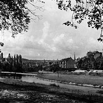 Blick von der Kallhardtbrücke auf die Uferwiesen südlich der Stadt; um 1925. (Schwarz-Weiß-Foto) - copyright:Stadtarchiv Pforzheim – Institut für Stadtgeschichte S1-10-2-R-62