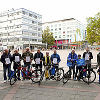 Umweltbürgermeisterin Sibylle Schüssler und die Preisträgerinnen und Preisträger des Stadtradelns 2021