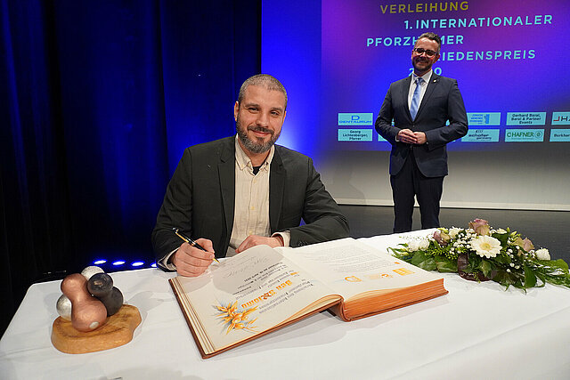 Ben Salomo trägt sich ins Goldene Buch ein