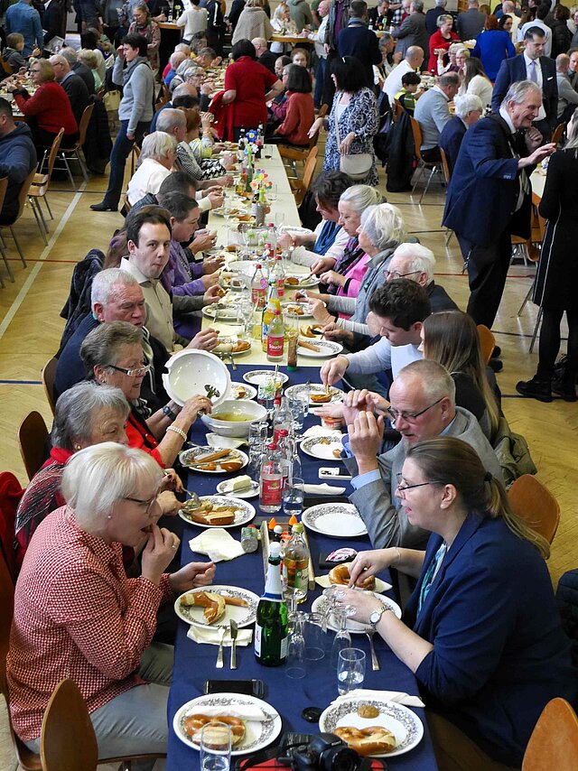 Traditionell gab es nach dem Empfang Weißwurst und Getränke, die man sich sichtbar munden ließ