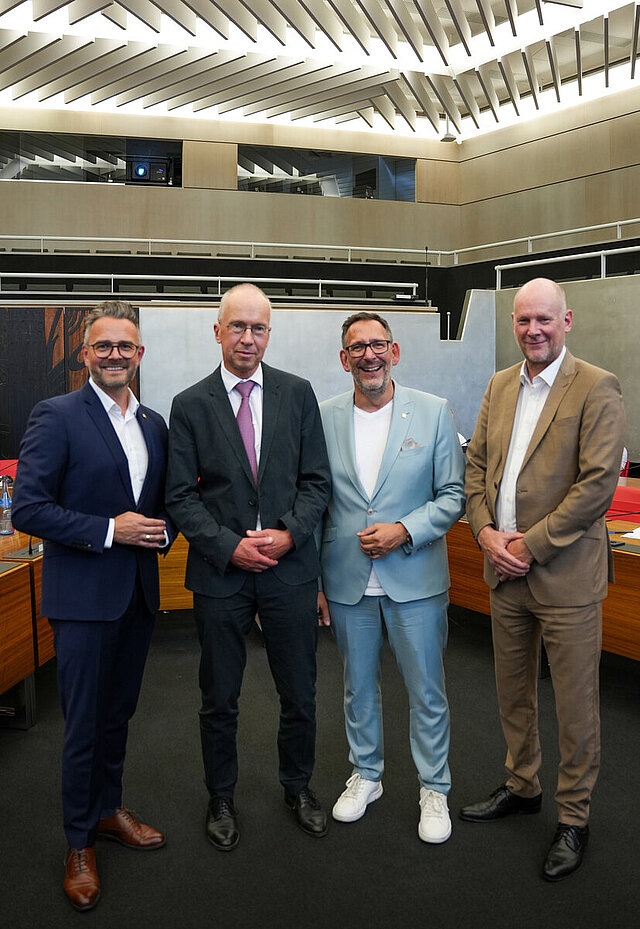 Der wiedergewählte Bürgermeister Frank Fillbrunn (Zweiter von links) steht im Kreise seiner Kollegen, Oberbürgermeister Peter Boch (links), Erstem Bürgermeister Dirk Büscher (rechts) und Bürgermeister Tobias Volle.