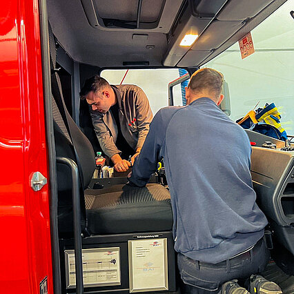 Einbau Digitalfunk - copyright:Feuerwehr Pforzheim