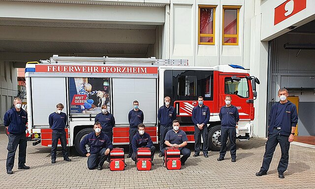 Neue AEDs und Rettungsrücksäcke für die freiwillige Feuerwehr