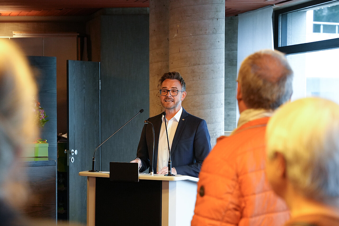Peter Boch im Foyer - copyright:Stadt Pforzheim