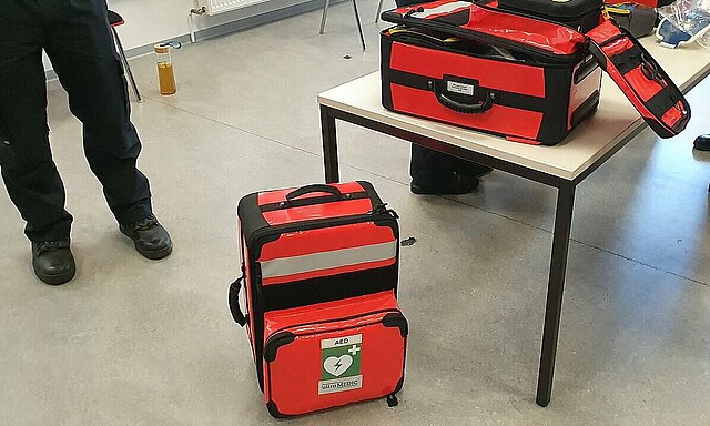 Neue AEDs und Rettungsrücksäcke für die freiwillige Feuerwehr