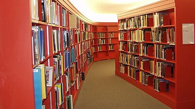 Regale mit Kinderbüchern in der Stadtbibliothek