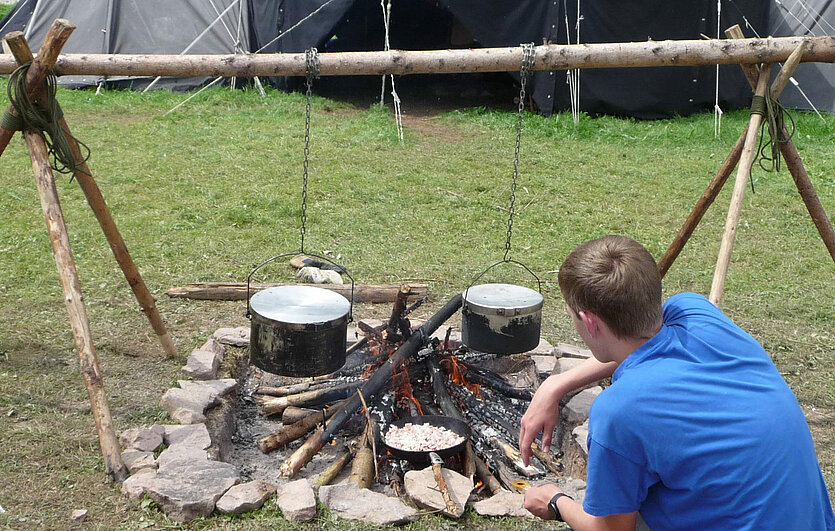 Kochen auf offenem Feuer im Zeltlager - copyright: Pfadfinderbund Süd e.V. - Stamm Wapiti - Ersteller: Pfadfinderbund Süd e.V. - Stamm Wapiti