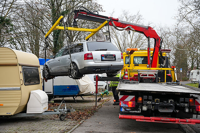 falschparkendes auto wird vom Parkplatz beim Hauptfriedhof abgeschleppt