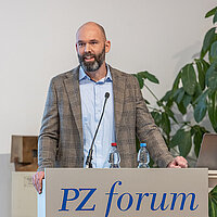 Sozialpädagoge Clemens Beisel spricht in ein Mikrofon 