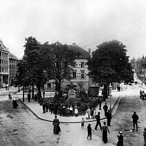 Schwarz-Weiß-Foto: Der dreieckige Sedanplatz im Jahr 1904. - copyright:Stadtarchiv Pforzheim – Institut für Stadtgeschichte, S1-9-7-R-4