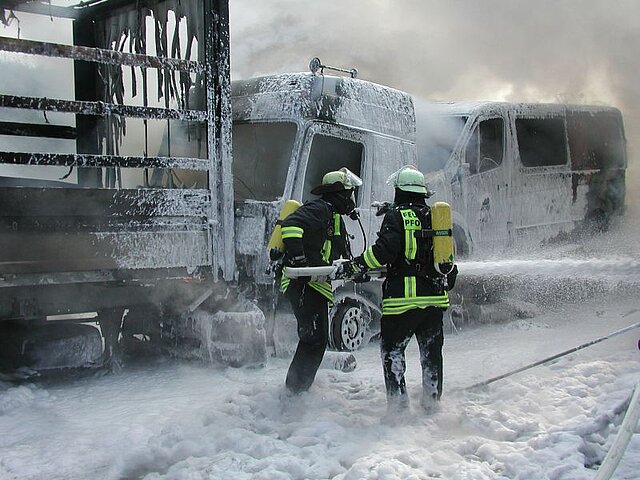Symbolbild: Feuerwehralltag | Löschschaum auf der Autobahn