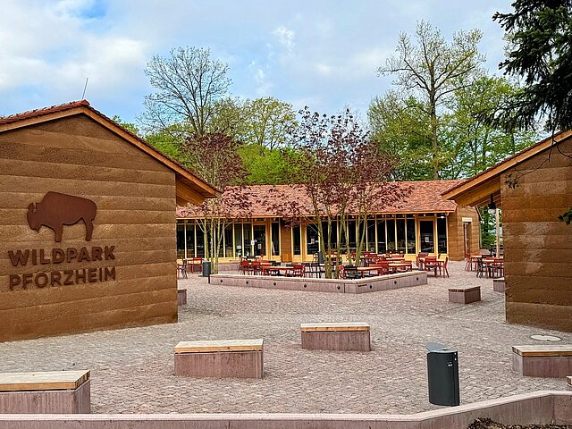 Farbfoto: Wildparkstüble mit Biergarten, Außenansicht - copyright:Stadt Pforzheim