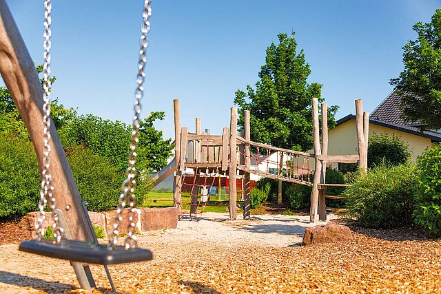 Schauke und Klettergerüst vom Spielplatz Rasslerweg