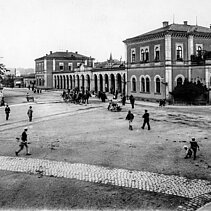 Schwarz-Weiß-Foto von 1903: Bahnhof mit Bahnhofsvorplatz. - copyright:Stadtarchiv Pforzheim – Institut für Stadtgeschichte S1-9-1-R-19,
