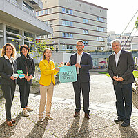 Übergabe erstes Seniorenbegrüßungspaket