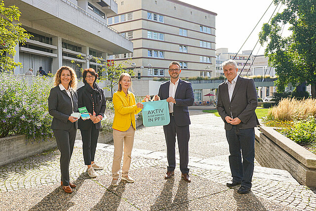 Übergabe erstes Seniorenbegrüßungspaket