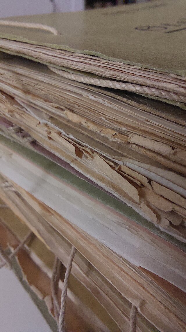 Saures Papier ist nicht geduldig, sondern vergilbt und versprödet, bis es immer rissiger wird und bei jeder Berührung zerfällt. Den Prozess kann nur eine Papierentsäuerung stoppen.