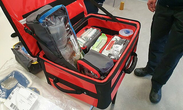 Neue AEDs und Rettungsrücksäcke für die freiwillige Feuerwehr