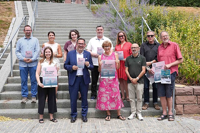 Viele Personen stehen auf einer Treppe und halten Plakate in den Händen.