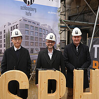 Auf dem Bild von links: Xiang Shi, Wittfoht Architekten bda, Oberbürgermeister Peter Boch und Wim ten Brinke, Geschäftsführer Ten Brinke Group B.V.