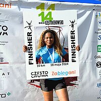 Judith Blessings steht im Fotorahmen nach beendetem Lauf mit Platz 14