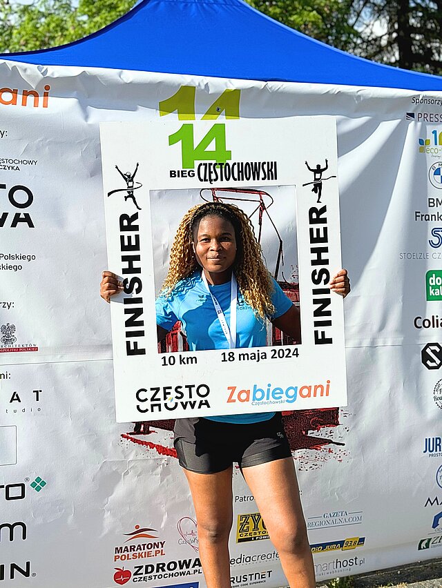 Judith Blessings steht im Fotorahmen nach beendetem Lauf mit Platz 14