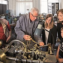 Farbfoto: Workshop zur Schmuckherstellung an historischen Maschinen im Technischen Museum der Pforzheimer Schmuck- und Uhrenindustrie. - copyright:Schmuckmuseum Pforzheim