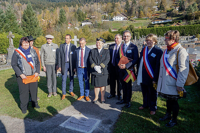 Gruppenbild zur Einweihung des Weges zu Ehren von Priester Roger Riblet-Buchmann, der in seinen Tagebuchaufzeichnungen "Semences" die Erinnerungen an die Deportation und an die Zwangsarbeit in Pforzheim festhielt