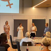Auf dem Bild zu sehen sind vier Frauen von links nach rechts) Die Gleichstellungsbeauftragten des Enzkreises und der Stadt Pforzheim, Kinga Golomb und Lea Niewerth, Remchingens Bürgermeisterin Julia Wieland und Referentin Anna Bakinovskaia die durch die Veranstaltung führen. 