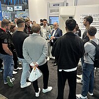 Blechexpo 2025 – Studierende im Gespräch mit Markus Roos (Mitte), Geschäftsführer der Haulick + Roos GmbH.
