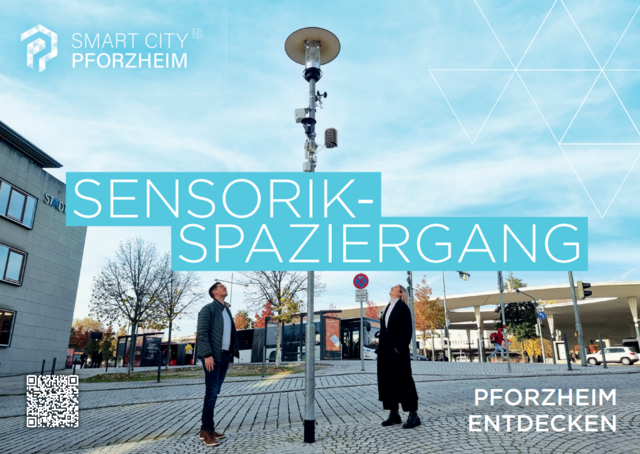 Zwei Personen betrachten Sensoren, die an einer Straßenlaterne angebracht wurde.  - copyright:Stadt Pforzheim