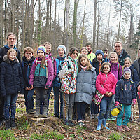 Gruppenbild: Nach einer Crowdfunding-Aktion für die Aufforstung im Pforzheimer Stadtwald pflanzten 15 Baumpaten die mit den Spenden finanzierten Bäume ein.