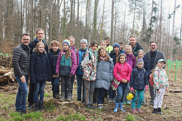 Gruppenbild: Nach einer Crowdfunding-Aktion für die Aufforstung im Pforzheimer Stadtwald pflanzten 15 Baumpaten die mit den Spenden finanzierten Bäume ein.