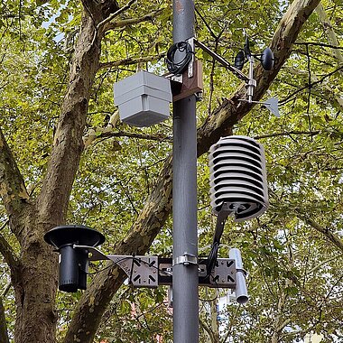 Straßenlaterne, an der verschiedene Sensoren befestigt sind.