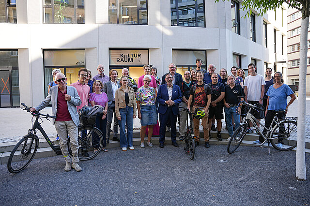 Bürgermeister Tobias Volle (Mitte) mit den Gewinnerinnen und Gewinnern des STADTRADELN 2026. Insgesamt 978 Radelnde absolvierten 19.448 Fahrten und legten dabei 238.674 Kilometer zurück.